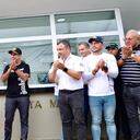 Alcalde Char entregando un Cai de la Policía en Santa María.