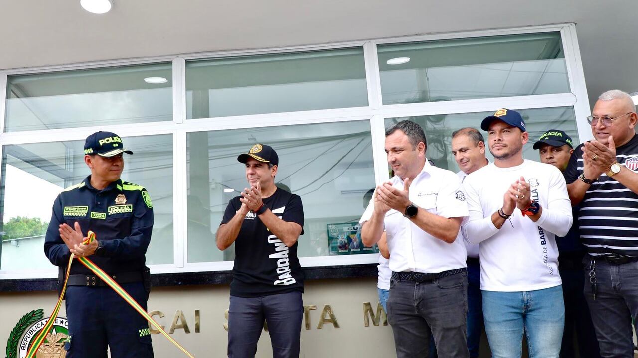 Alcalde Char entregando un Cai de la Policía en Santa María.