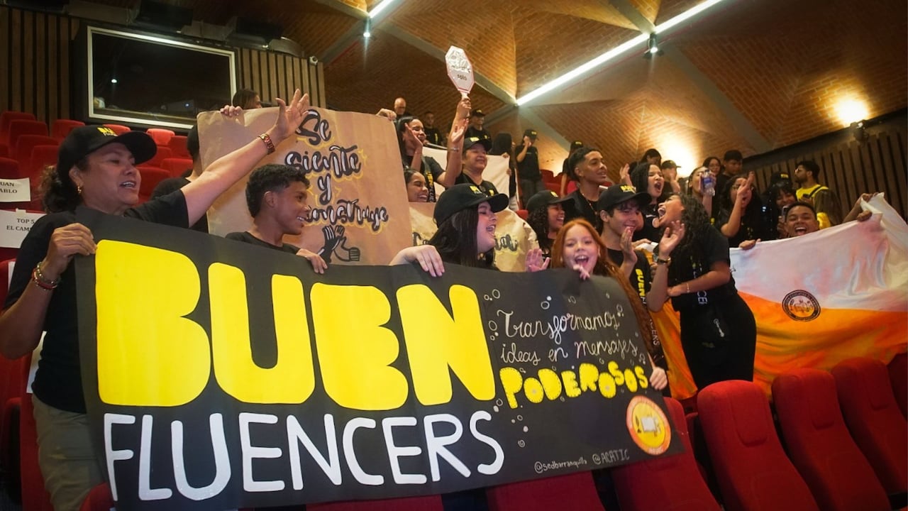 Estudiantes de colegios públicos de Barranquilla participan en talleres del programa ‘Buenfluencers’, desarrollando habilidades digitales y promoviendo la convivencia escolar.