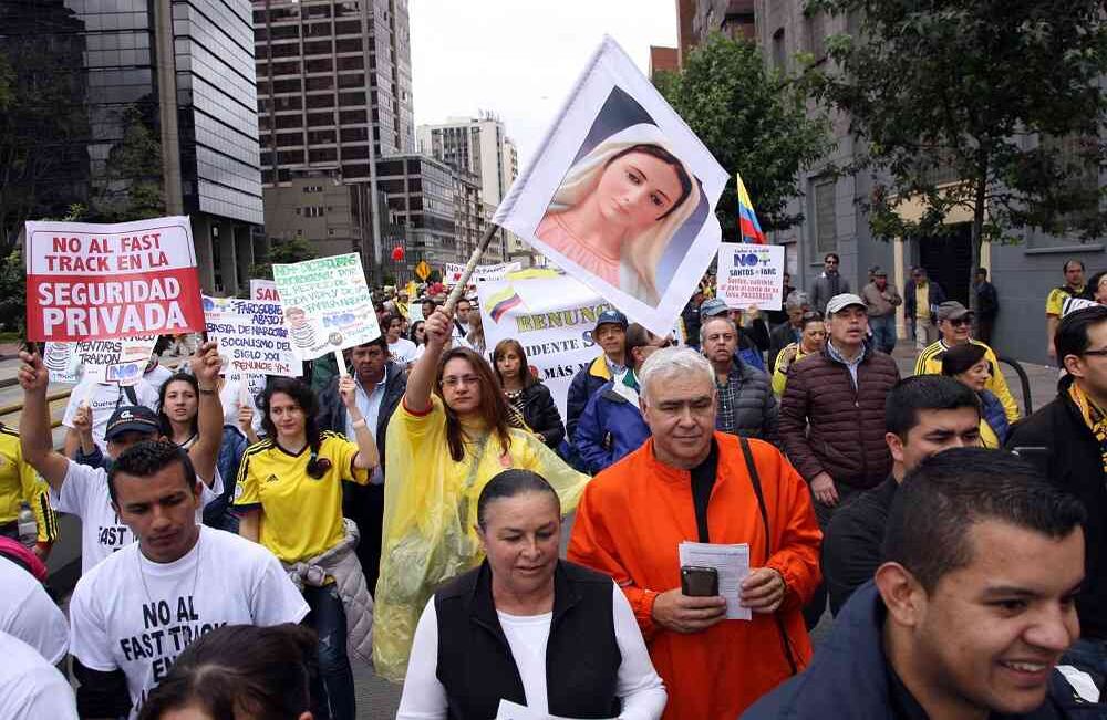 Grupos católicos y cristianos también participaron de la marcha. Foto: León Darío Peláez / SEMANA