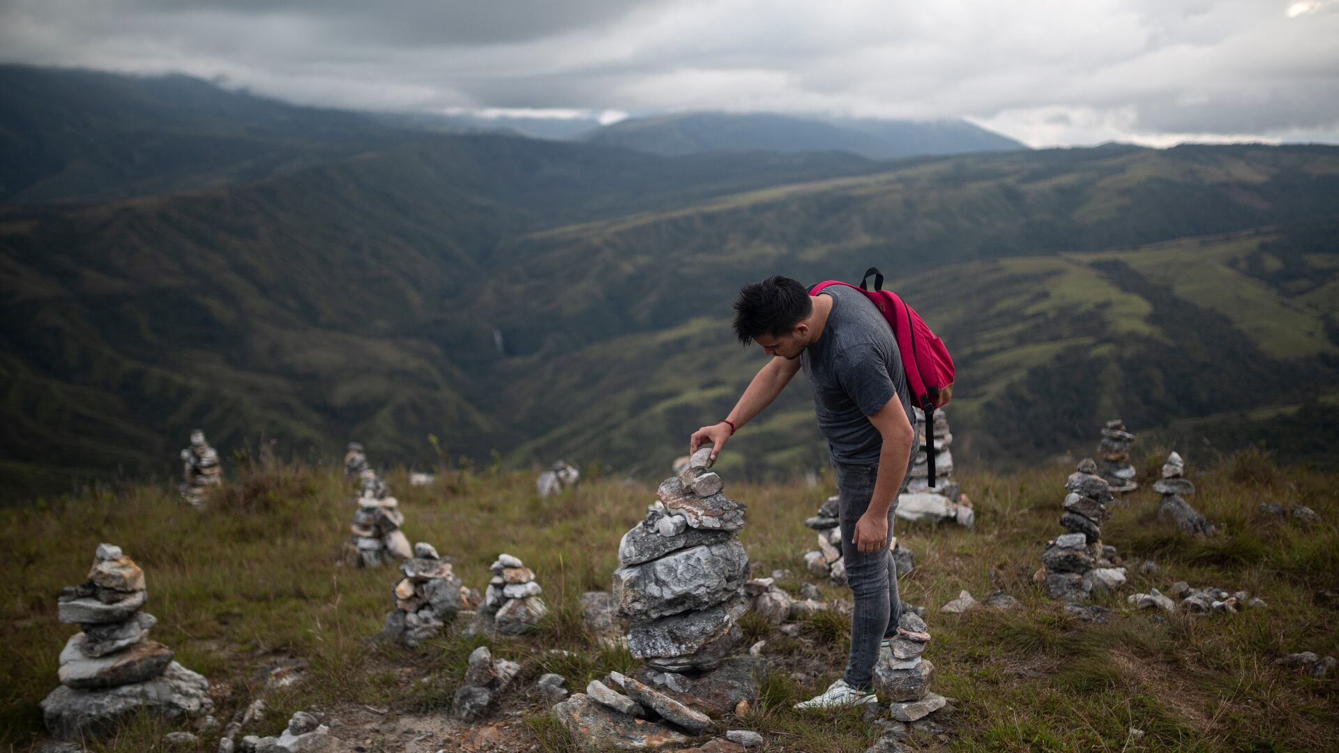 Columnas de rocas apiladas que dejan los visitantes como una prueba de haber ‘conquistado’ la cumbre i