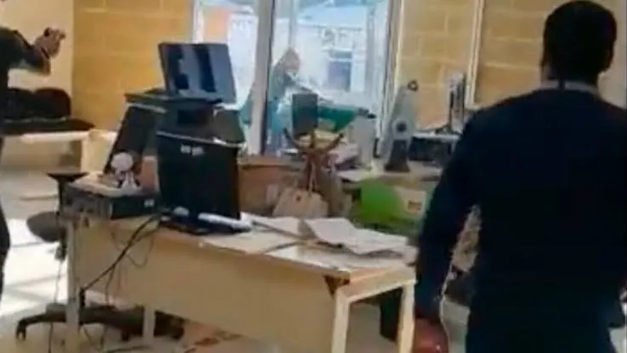 El delincuente, aún con las esposas en sus manos, amenazó al personal del juzgado, que intentó detenerlo, pero en una intrépida acción logró evadir la acción de las autoridades y salió huyendo del lugar.