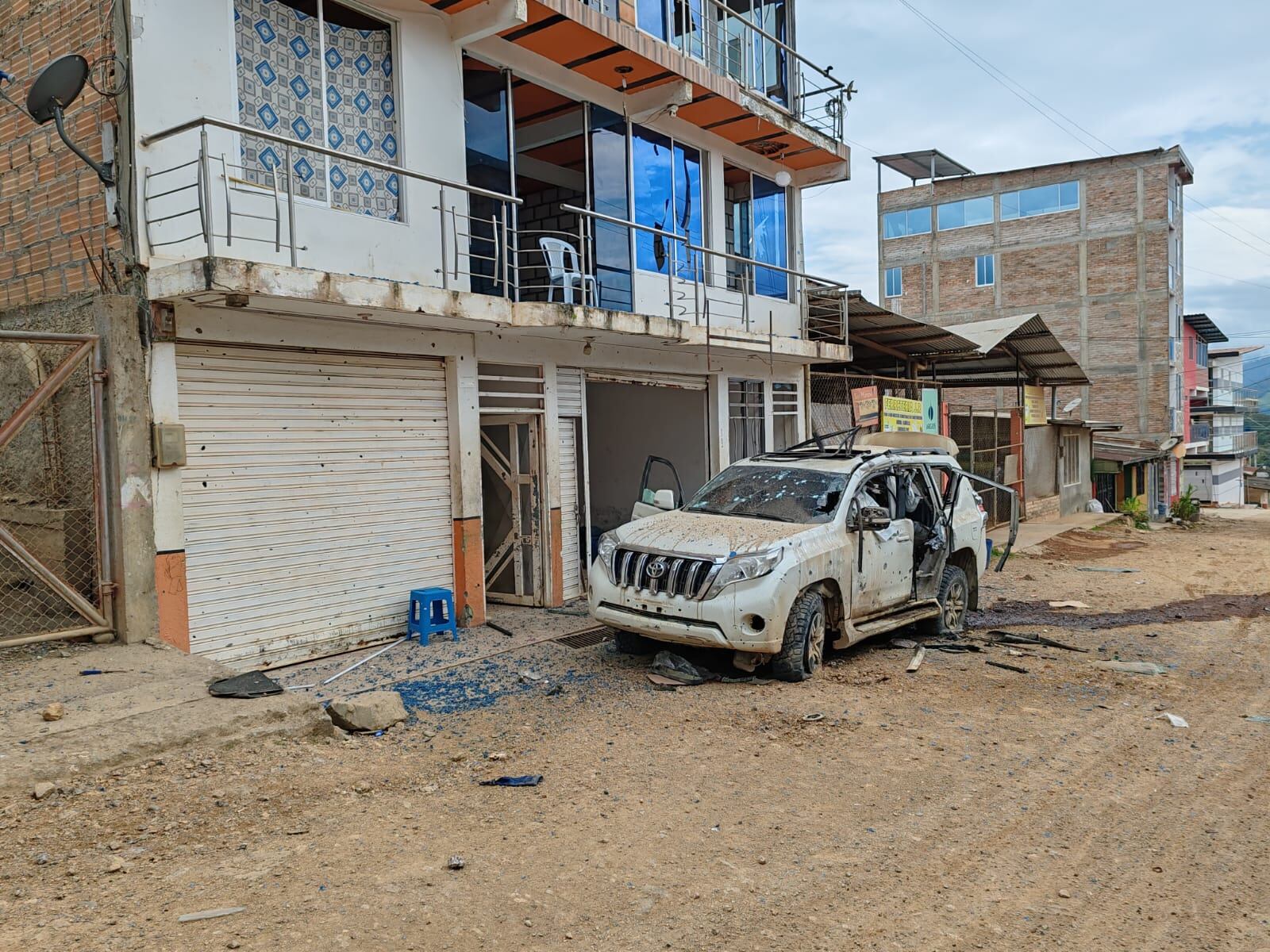 Así quedó uno de los vehículos impactados por  un explosivo lanzado desde un drone en medio de los combates entre la Segunda Marquetalia y las disidencias de las Farc.