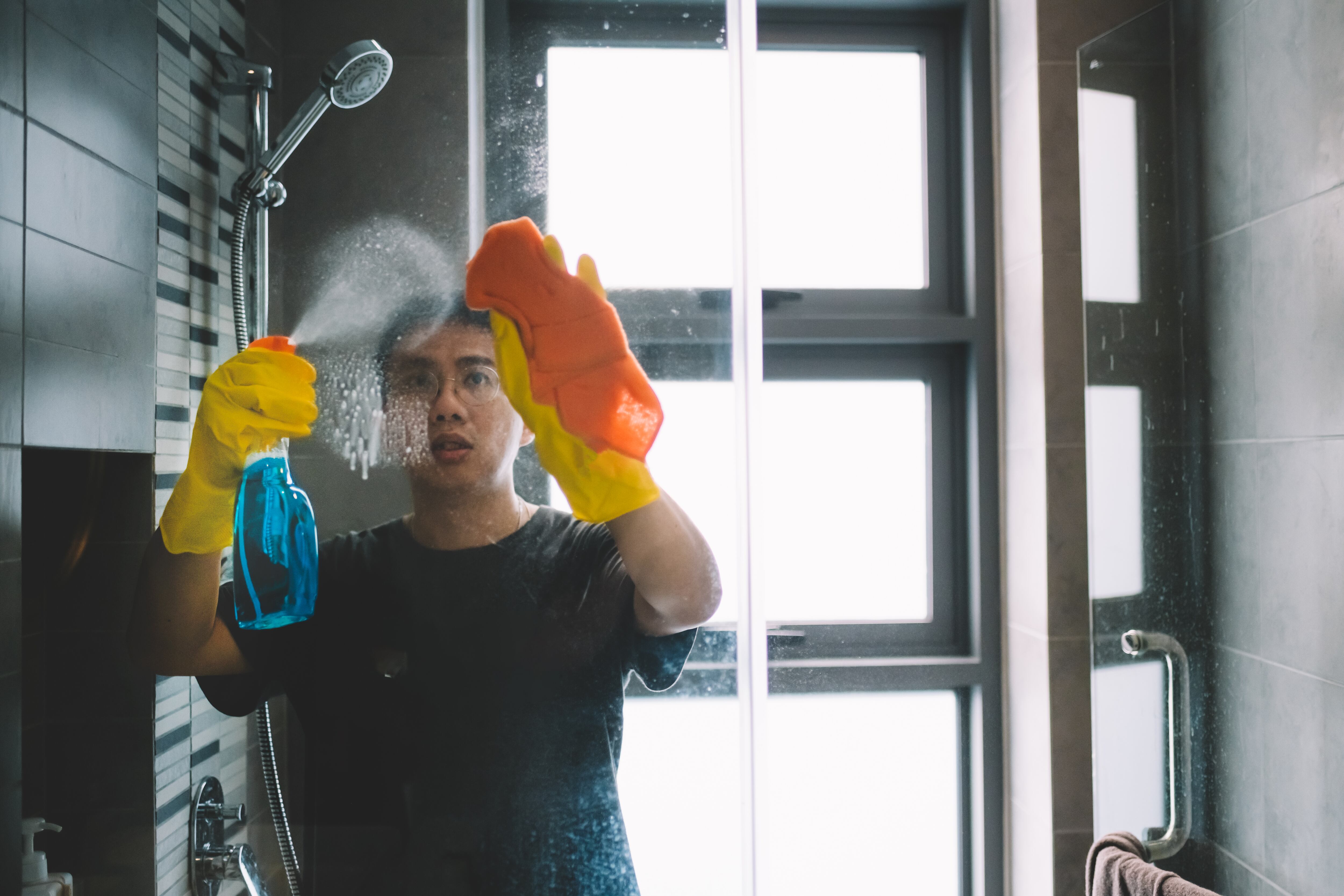 La limpieza del baño se debe realizar de manera regular.