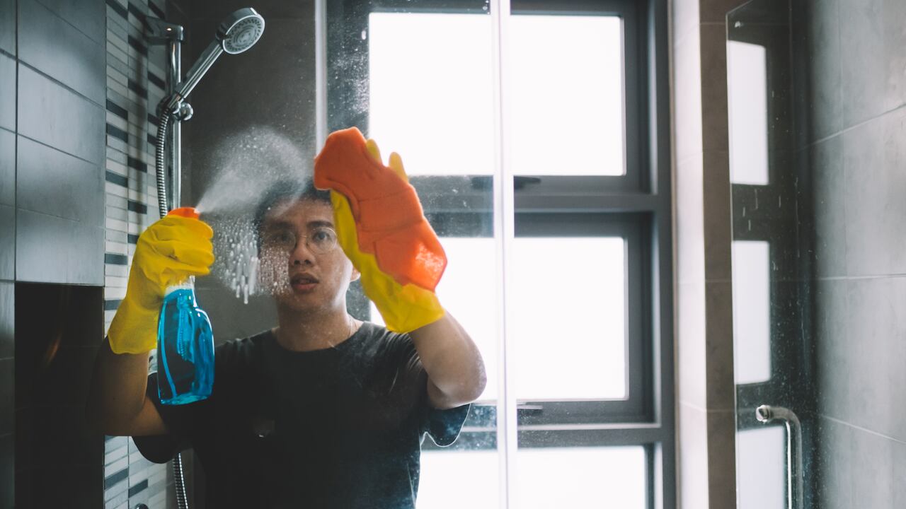 La limpieza del baño se debe realizar de manera regular.