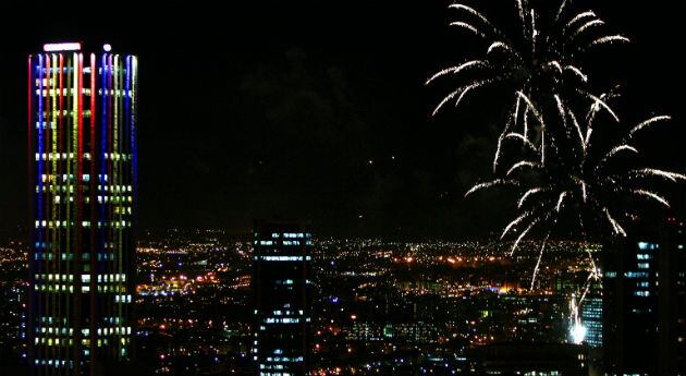 Torre Colpatria la noche del 5 de agosto de 2004.