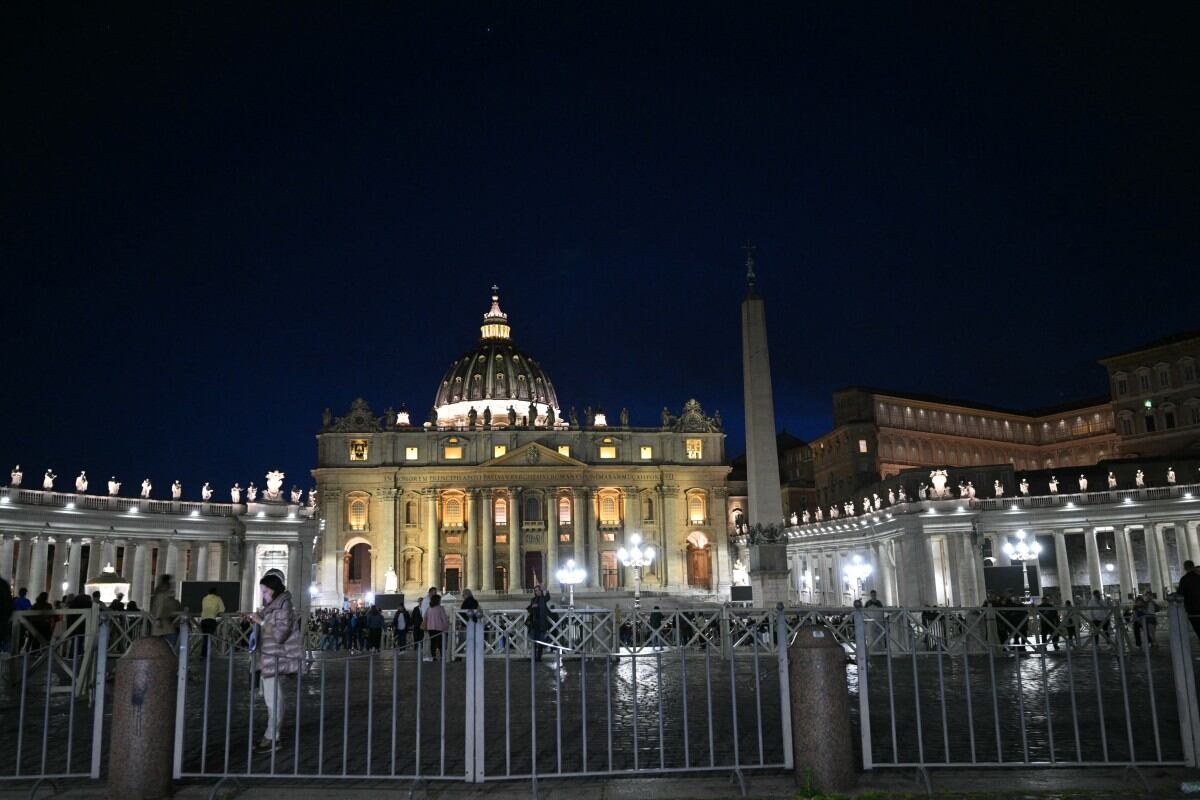 Esta fotografía muestra la Plaza de San Pedro después de un Rosario en sufragio al Papa Francisco tras su muerte, en el Vaticano, el 21 de abril de 2025