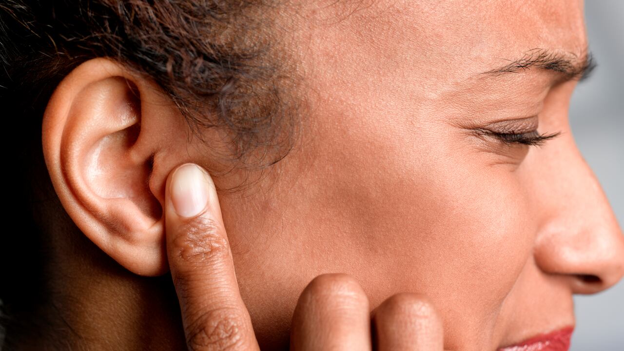 Con la edad, es posible presentar pérdida auditiva. Sin embargo, es posible aminorarla si se entrena constantemente.