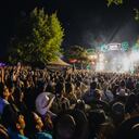 Los fanáticos asisten al concierto acústico de Kinky durante el Festival 'Tecate Pal'Norte' 2024 en el Parque Fundidora el 31 de marzo de 2024 en Monterrey, México