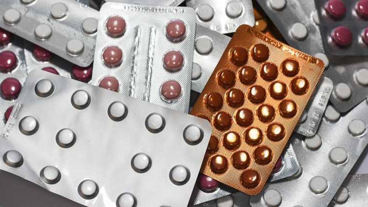 Medicamento biológico: Se trata de un producto que se obtiene mediante síntesis biológica usando segmentos humanos de ADN -tejidos o fluidos como la sangre- y líneas celulares de bacterias o de animales.