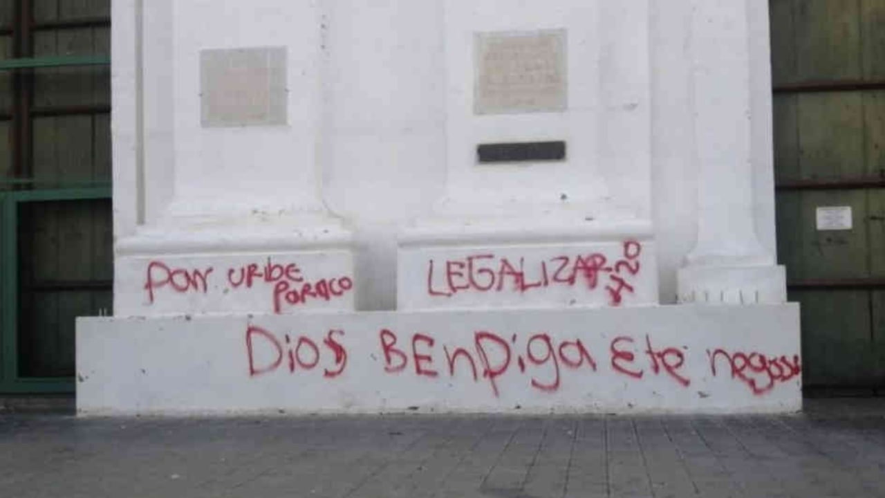 Muchos de los mensajes escritos en la catedral Nuestra Señora de Chiquinquirá, conocida como La Chinca, y del cementerio local, eran mensajes con intención de ofender al l alcalde del municipio, Felipe Pardo y al senador Álvaro Uribe Vélez.