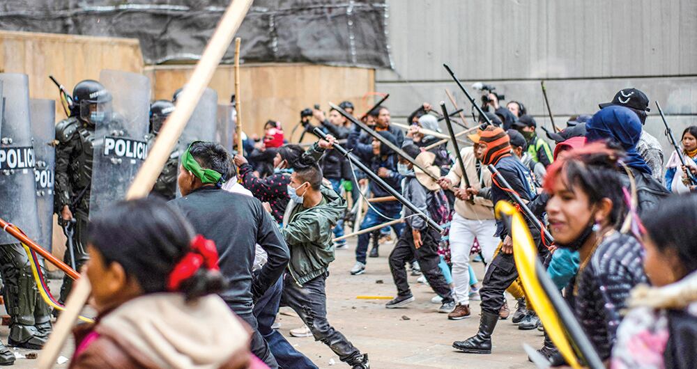   Los indígenas de la comunidad embera, sin reparos, violentaron a miembros de la fuerza pública en medio de una manifestación.