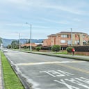 Los habitantes no se explican cómo la Alcaldía de Bogotá permitió estas urbanizaciones sin la exigencia de una vía pública. Para solucionar el problema de agua, deben pagar 45.000 millones de pesos a fin de construir la red.