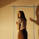 Ambientada en 1990 y basada en la serie web viral de Parsons, 'Backrooms' sigue al vendedor de muebles Clark (Chiwetel Ejiofor) mientras realiza un descubrimiento sorprendente en el sótano de su sala de exhibición: un portal, bañado por luces fluorescentes amarillas y repleto de objetos familiares, que conduce a un misterioso laberinto de interminables espacios de oficina.