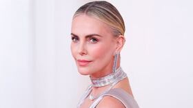 Charlize Theron profundiza sobre la tragedia familiar que marcó su adolescencia