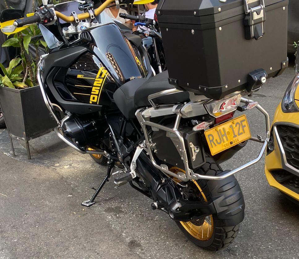 Moto que pasó a extinción de dominio a la Fiscalía. Propiedad de exfuncionarios de la administración del exalcalde Daniel Quintero.