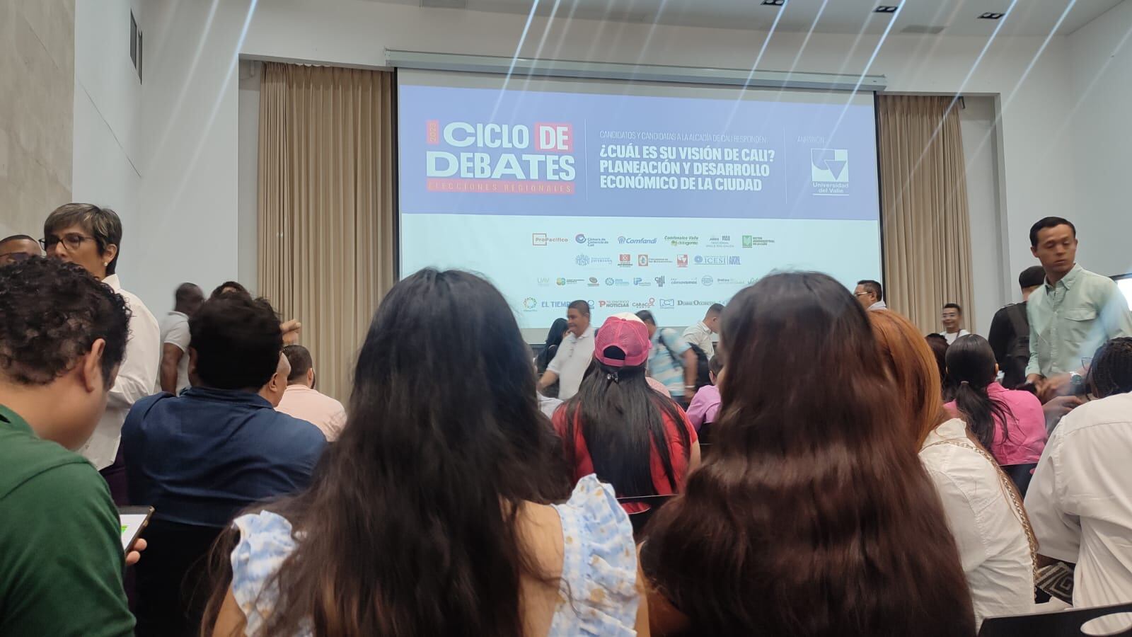 Los candidatos debatieron sobre planeación y desarrollo económico.