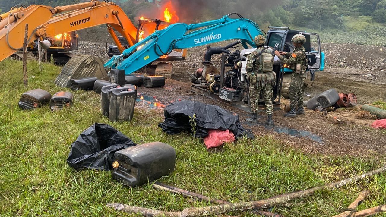 Operativo contra la minería ilegal en el río Pabón, en Urrao, Antioquia.