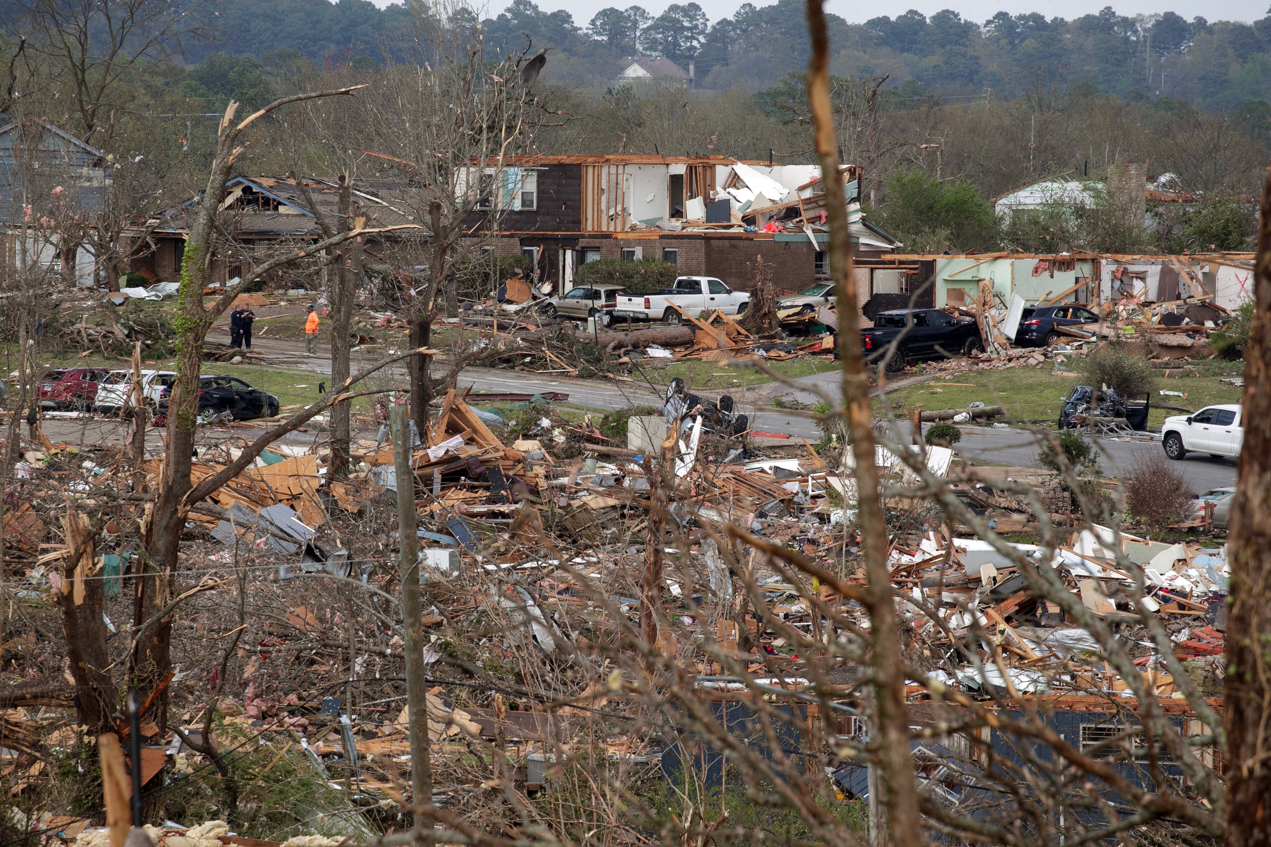 Los restos dañados del vecindario de Walnut Ridge en Little Rock, Arkansas. Los tornados dañaron cientos de casas y edificios el viernes por la tarde en gran parte del centro de Arkansas. La gobernadora Sarah Huckabee Sanders declaró el estado de emergencia después de las catastróficas tormentas que azotaron el viernes por la tarde. (Foto de Benjamin Krain/GETTY IMAGES NORTH AMERICA/Getty Images vía AFP)
