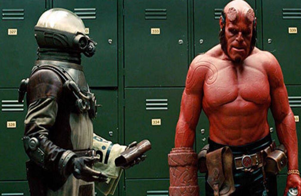 Hellboy II (2008) La textura de la mano rocosa de Hellboy se mantiene al igual que su propósito protector. Esta vez, tras la ruptura de un pacto antiguo, debe combatir a criaturas malvadas que quieren acabar el mundo humano. Una película grande, que costó 60 millones, pero que conserva el estilo único de Del Toro.