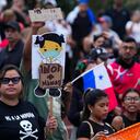 Una manifestante con un cartel en contra de la minería en una protesta convocada contra un contrato aprobado recientemente entre el gobierno y la minera canadiense First Quantum, en Ciudad de Panamá, el miércoles 25 de octubre de 2023. (AP Foto/Arnulfo Franco)