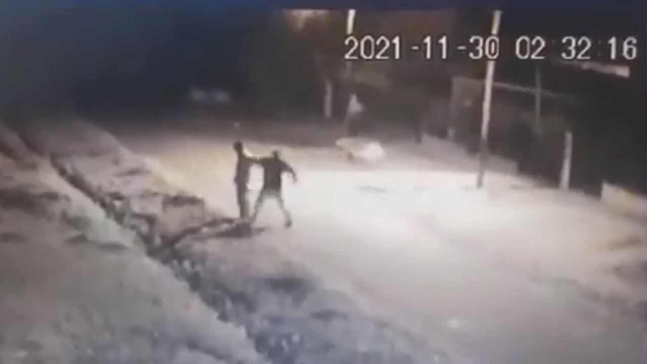 Momento exacto en que el atacante inicia su embestida contra su víctima