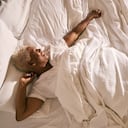 Si se duerme menos de seis horas el cuerpo no logra descansar lo necesario. Lo que ocasiona que se tenga más ansiedad durante el día y es posible que se abuse de la comida.