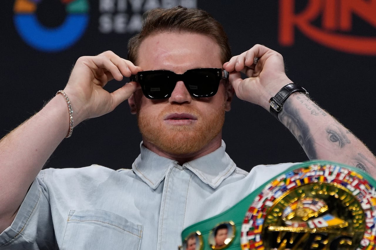 ARCHIVO - Canelo Álvarez se ajusta los lentes oscuros durante una conferencia de prensa, el 27 de junio de 2025, en Las Vegas. (AP Foto/John Locher, archivo)