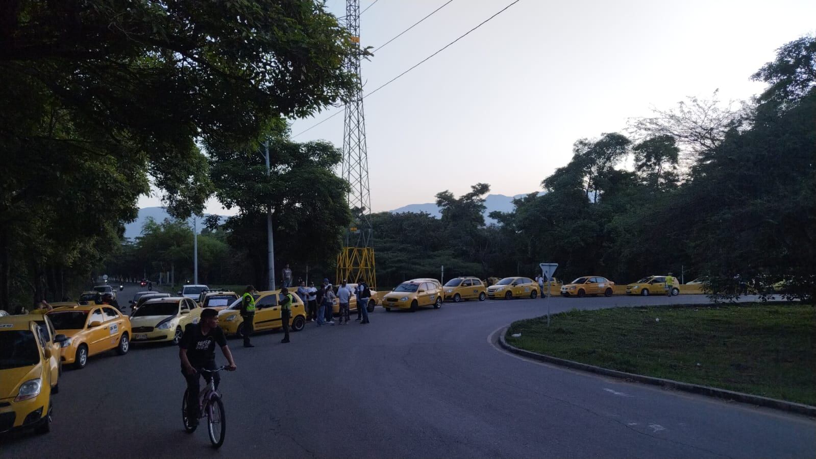 Bloqueo en el Anillo Vial Oriental, a inmediaciones de la entrada hacia el puente internacional Atanasio Girardot (Venezuela).
