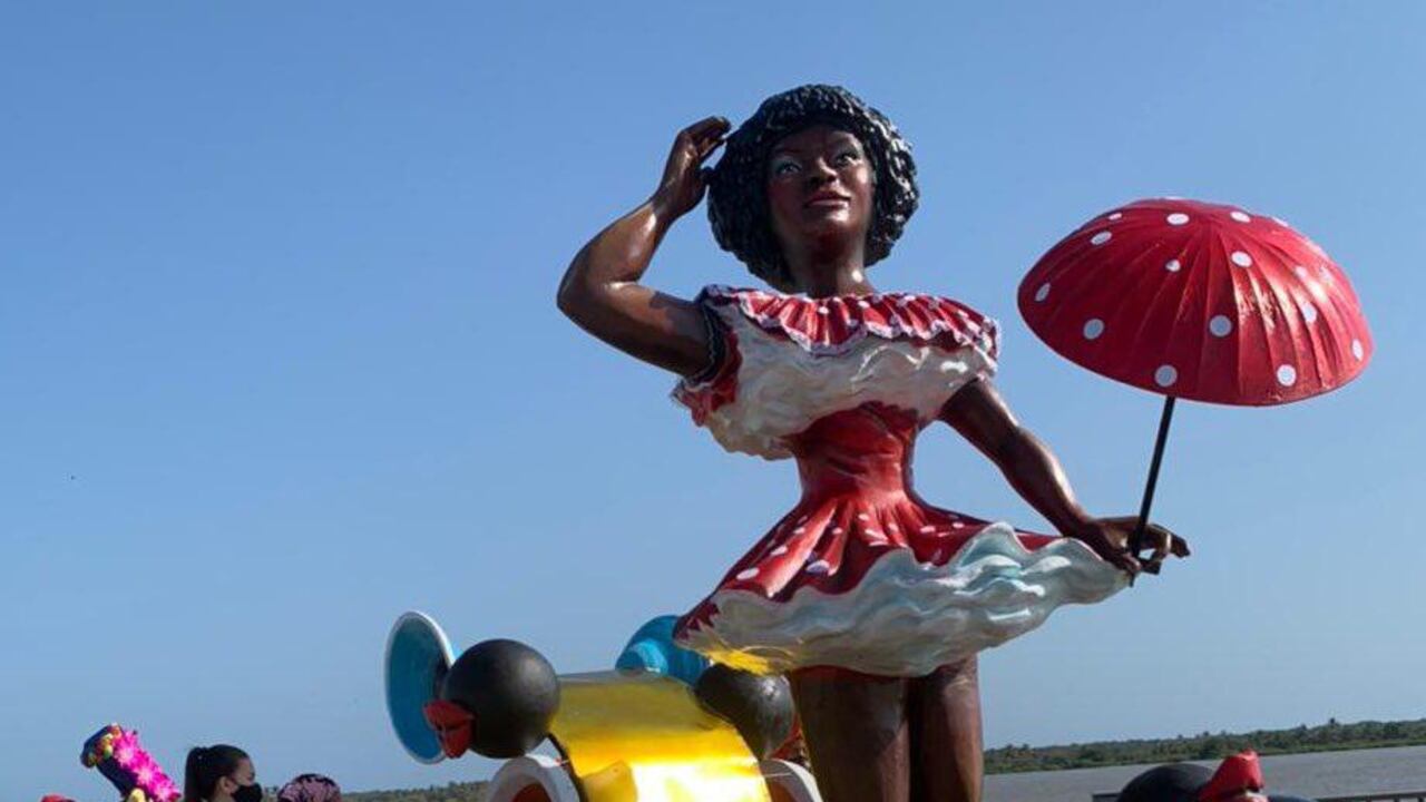 Una de las obras de la exposición en el Malecón de Barranquilla.