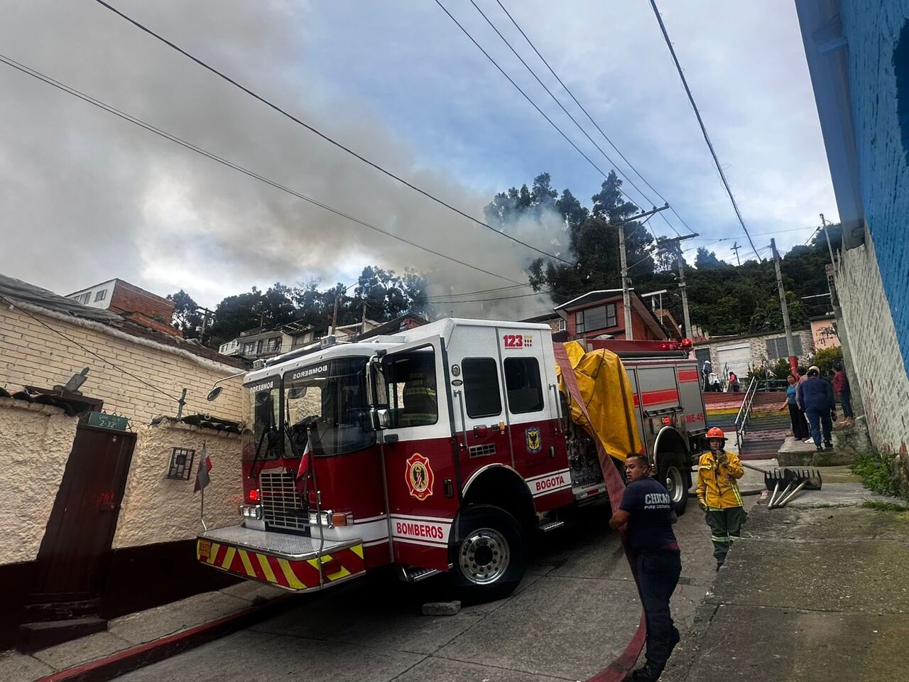 El alcalde Galán informó que las seis familias afectadas por el incendio recibirán apoyo económico y alojamiento, mientras se evalúa el impacto a largo plazo.
