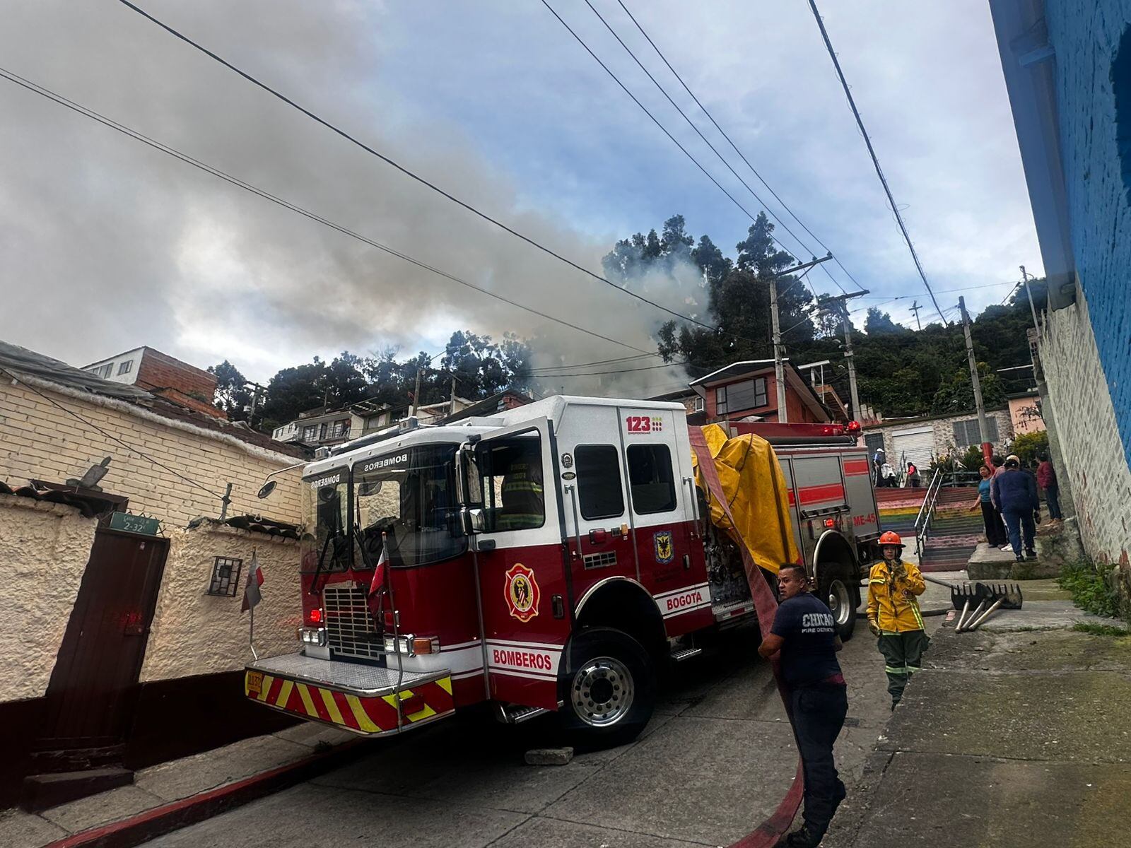 El alcalde Galán informó que las seis familias afectadas por el incendio recibirán apoyo económico y alojamiento, mientras se evalúa el impacto a largo plazo.