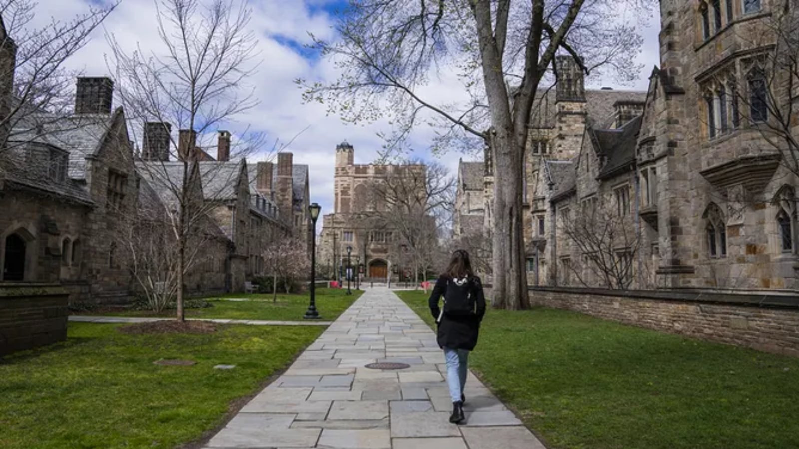 Estudiantes de Yale se beneficiarán de la ampliación de la ayuda financiera, eliminando barreras económicas.
