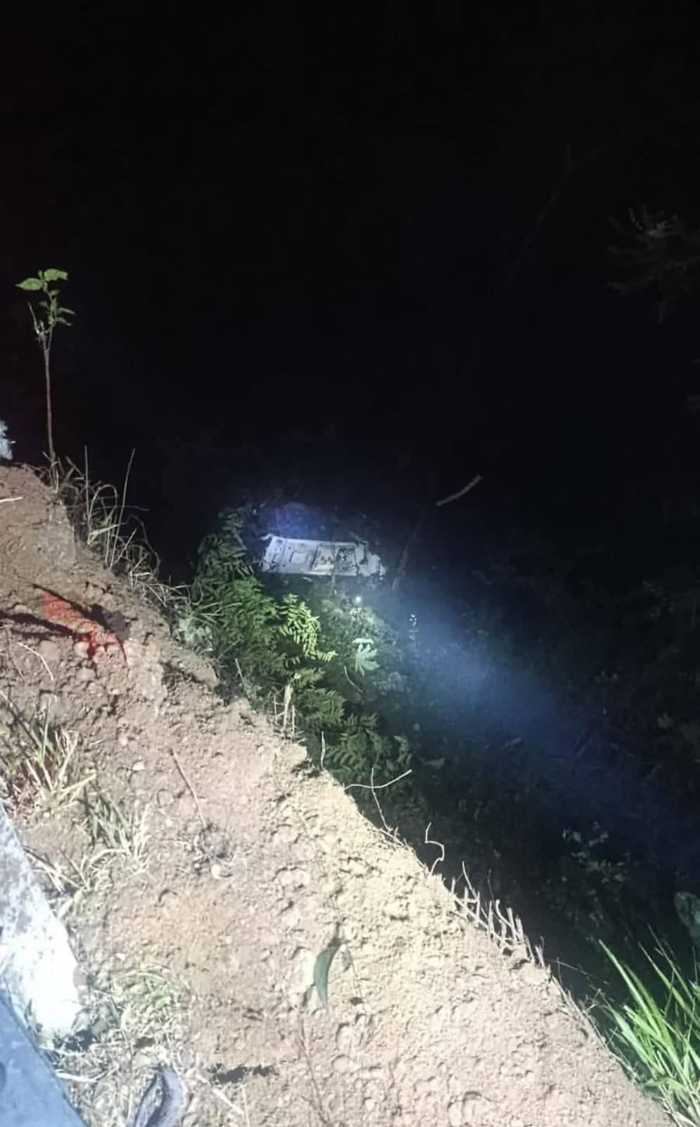 Abismo al que cayó el bus que transportaba la excursión del Liceo Antioqueño.
