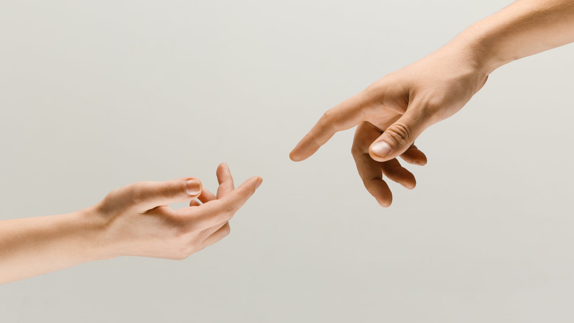 El fenómeno de que una persona sienta una "descarga eléctrica" o un pequeño "golpe de corriente" al tocar a otra se debe a un fenómeno conocido como electrostática.