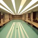 La piscina tiene agua climatizada para compensar el frío frecuente en la capital colombiana.