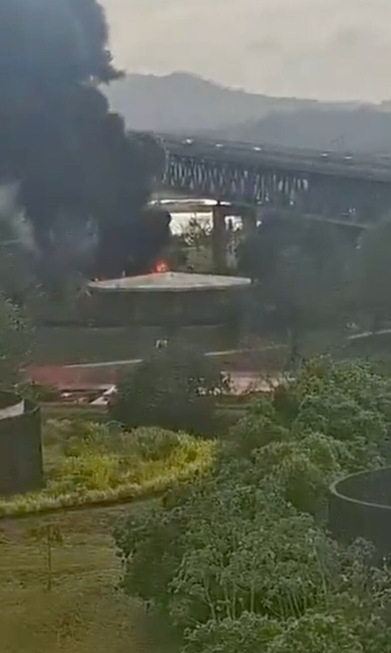 Reportan explosión e incendio cerca del Puente de las Américas.