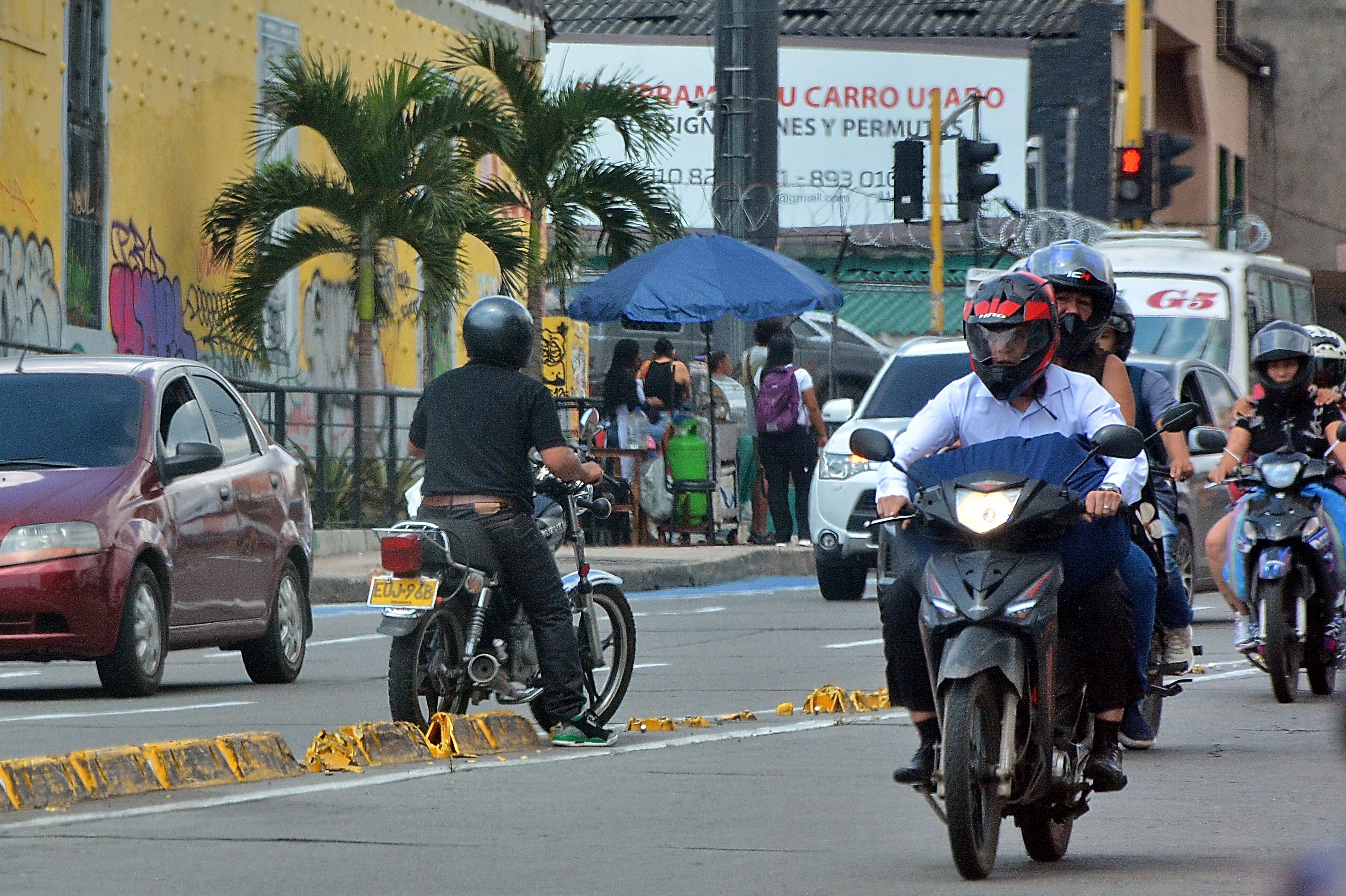 Infracciones de tránsito cometidas por motocicletas, que afectan la seguridad vial y la convivencia en Cali. Foto Jorge Orozco / El País,