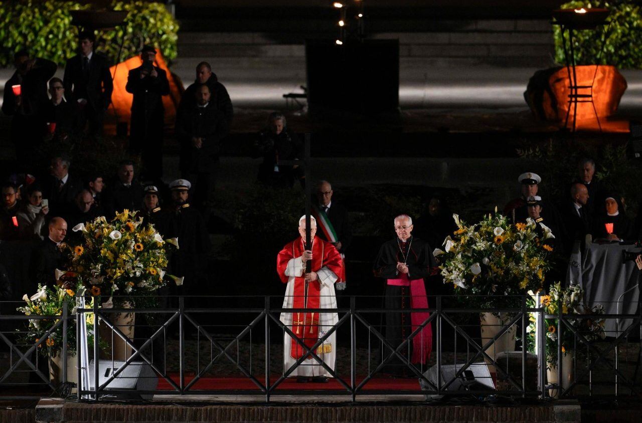 Vía Crucis en el Coliseo presidido por el Papa León XIV, Viernes Santo.