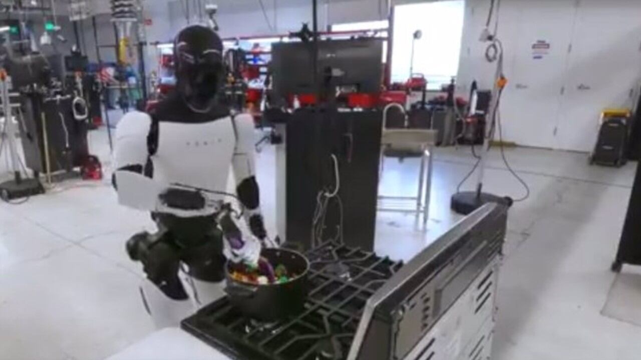 Tesla muestra las últimas habilidades de su robot humanoide Optimus Gen 2, que ya puede cocinar y pasar la aspiradora.