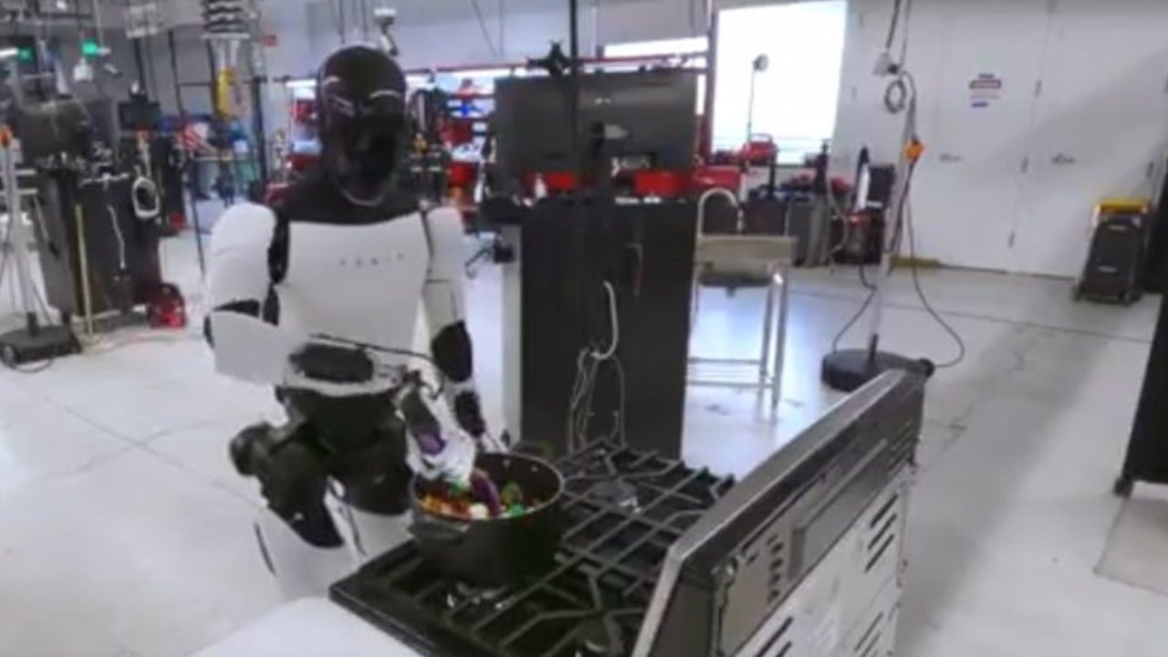 Tesla muestra las últimas habilidades de su robot humanoide Optimus Gen 2, que ya puede cocinar y pasar la aspiradora.