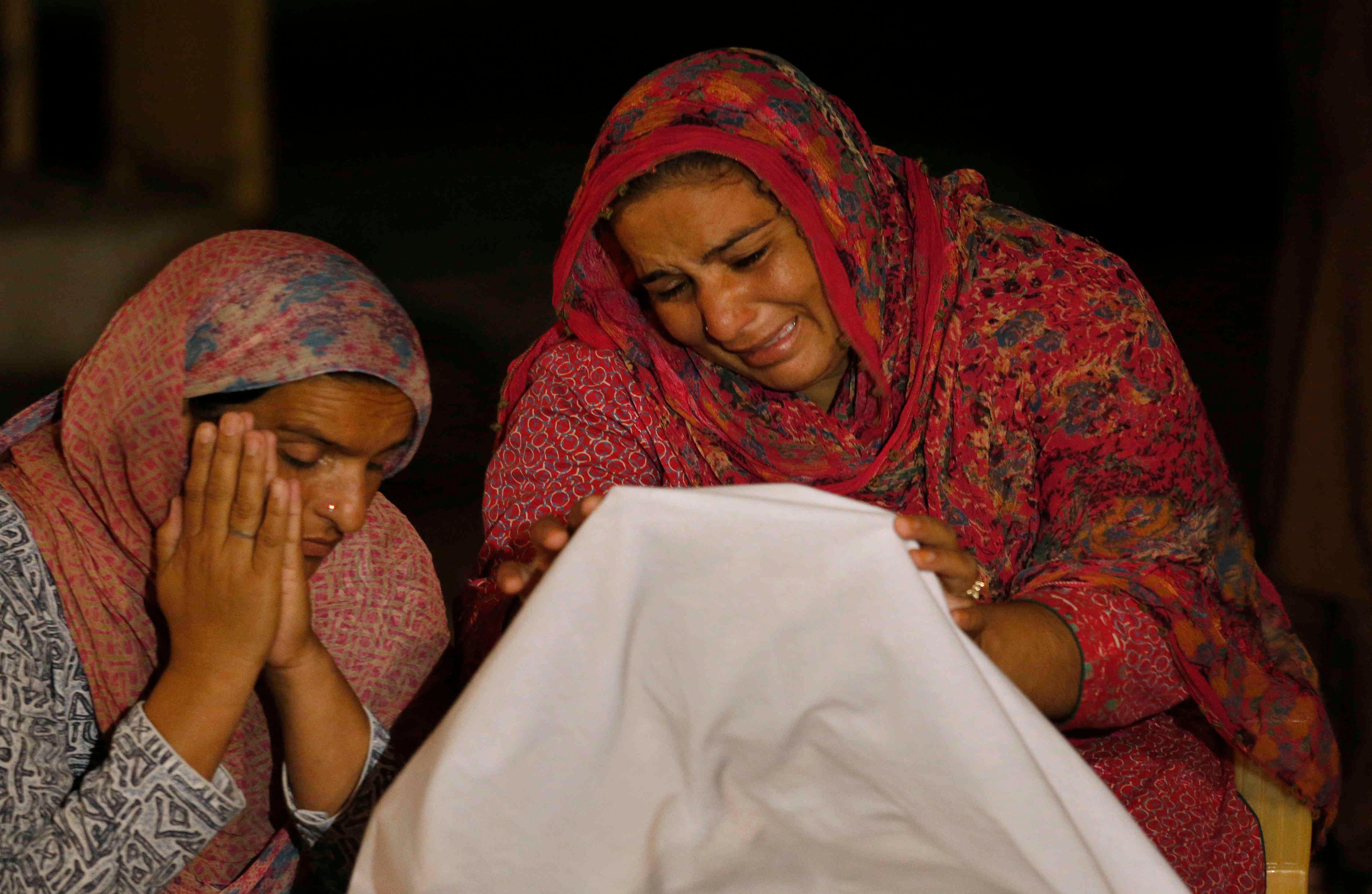 El nombre de su familiar era Sabir Hussain y vivía en el pequeño pueblo de Sahang Kikri, uno de los más afectados por el terremoto de magnitud 5.8. Foto: AP/ ANJUM NAVEED.