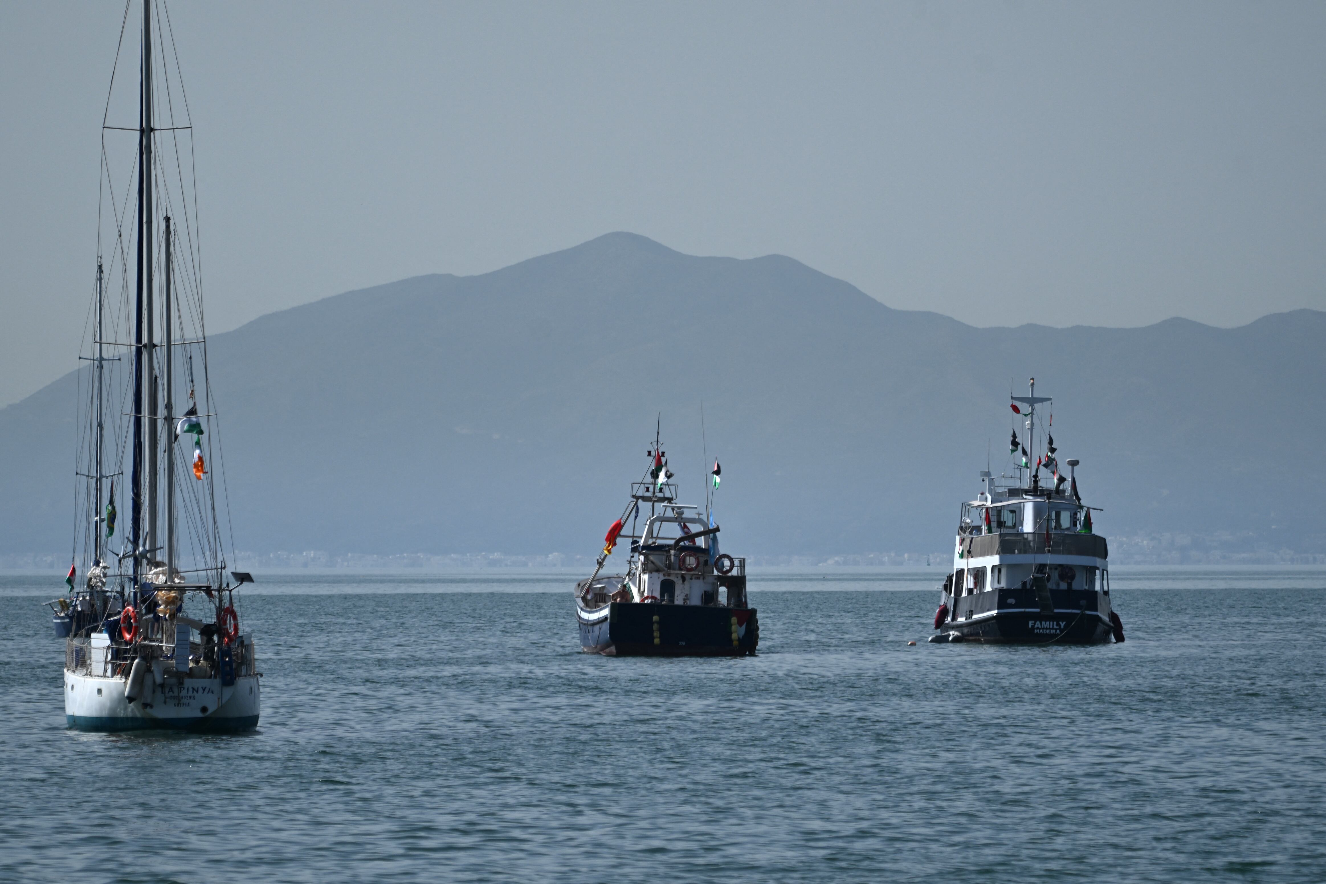 Un barco (der.), conocido como "Family", que forma parte de la Flotilla Global Sumud, está anclado frente a la costa de Sidi Bou Said el 9 de septiembre de 2025.