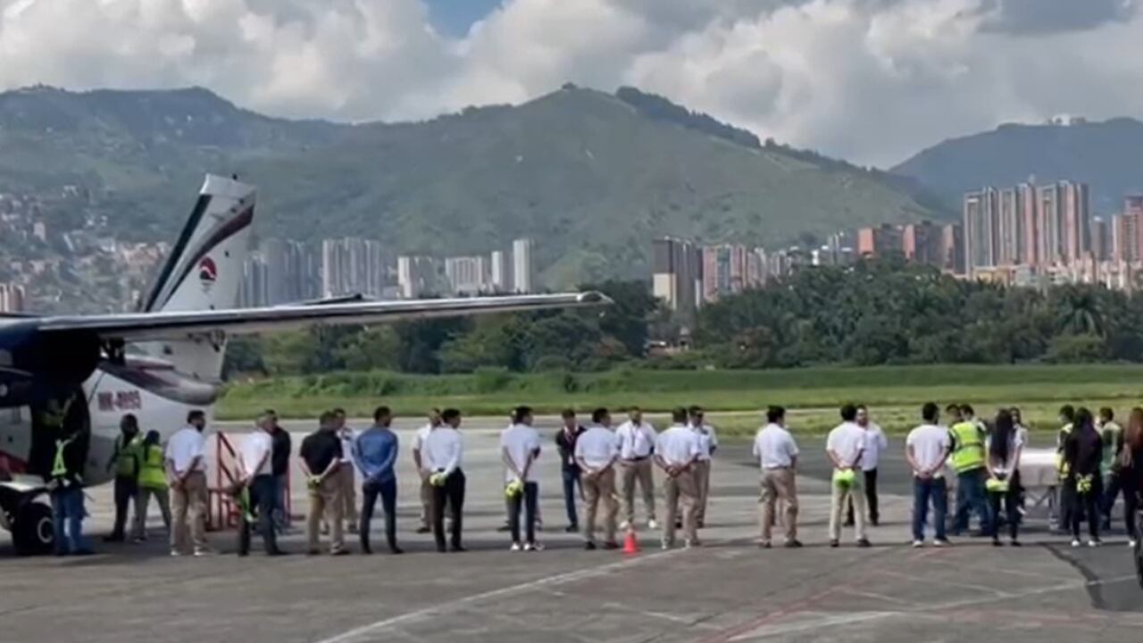Sentido homenaje a pilotos que fallecieron en accidente aéreo en Medellín.
