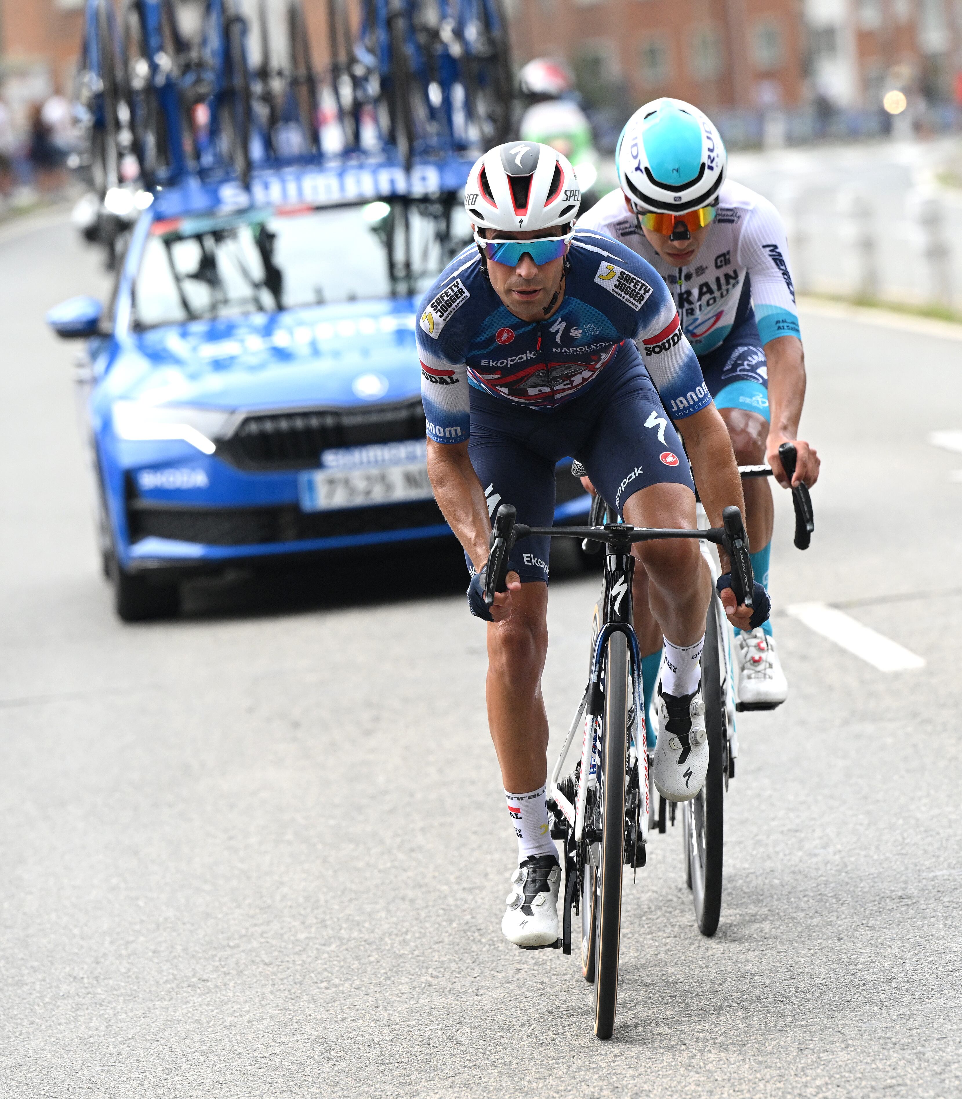 BILBAO, SPAIN - SEPTEMBER 03: (L-R) Mikel Landa of Spain and Team Soudal Quick-Step and Santiago Buitrago of Colombia and Team Bahrain - Victorious compete in the breakaway during the La Vuelta - 80th Tour of Spain 2025, Stage 11 a 157.4km stage from Bilbao to Bilbao / #UCIWT / on September 03, 2025 in Bilbao, Spain. (Photo by Dario Belingheri/Getty Images)