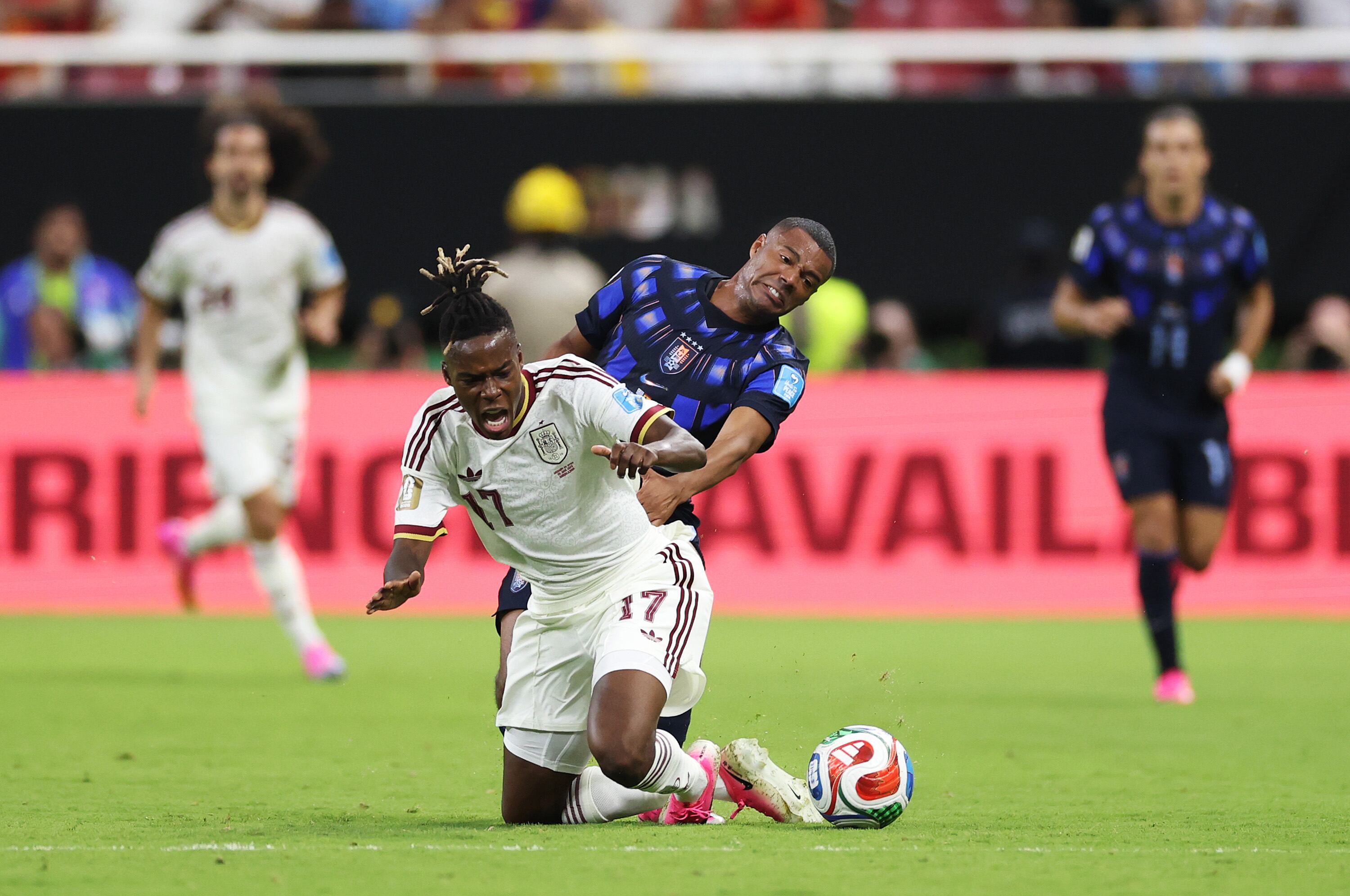 Nico Williams es duda para los 16avos de final del Mundial 2026 tras sufrir un golpe durante el encuentro frente a Uruguay.