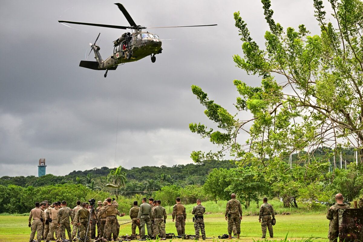 Militares panameños y estadounidenses participan en un entrenamiento de maniobras de supervivencia liderado por el Ejército de los Estados Unidos en la Escuela de la Jungla de la antigua base militar estadounidense Sherman, en Colón, Panamá, el 2 de diciembre de 2025.