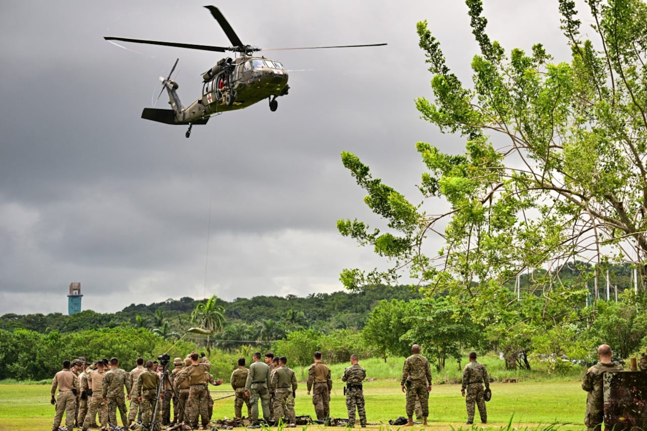 Militares panameños y estadounidenses participan en un entrenamiento de maniobras de supervivencia liderado por el Ejército de los Estados Unidos en la Escuela de la Jungla de la antigua base militar estadounidense Sherman, en Colón, Panamá, el 2 de diciembre de 2025.