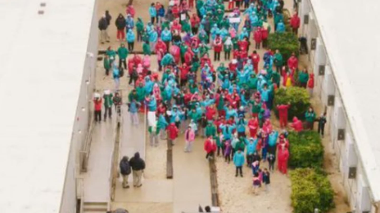 Personal de salud y autoridades migratorias monitorean la situación dentro del centro de detención de ICE en Dilley, Texas, tras la confirmación de casos de sarampión.