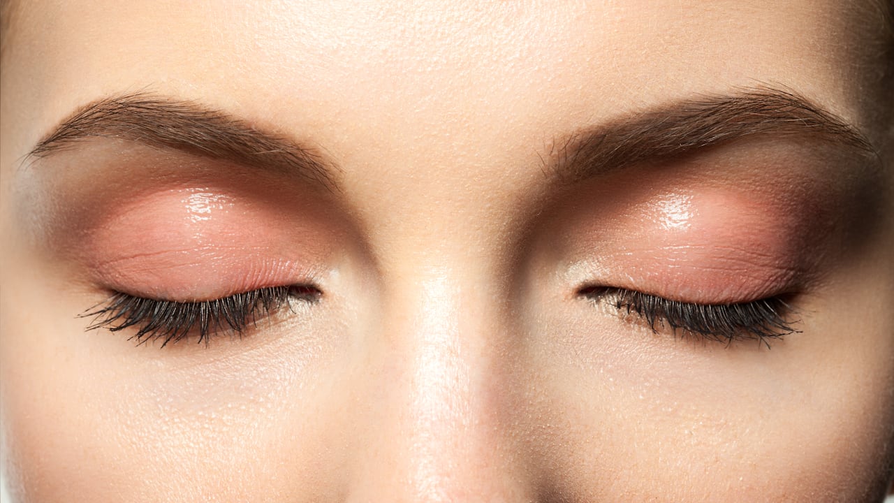 Durante los años noventa se acostumbraba a usar cejas delgadas; sin embargo, las gruesas llegaron para quedarse